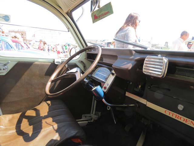 Puesto de conducción del 2Cv con su inconfundible palanca de cambios.